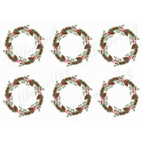 Karácsonyi koszorúk sok tobozzal, piros bogyókkal