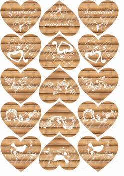Szívek fa alapon fehér mintákkal