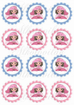 Cuki kislány rózsaszín pöttyös kalappal kék és rózsaszín cakkos körökben KICSIBEN