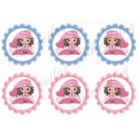   Cuki kislány rózsaszín pöttyös kalappal kék és rózsaszín cakkos körökben