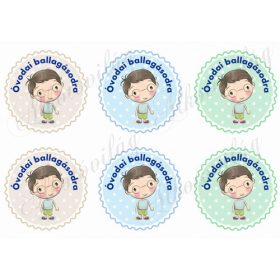   Óvodai ballagásodra pöttyös körök barna hajú kisfiúkkal