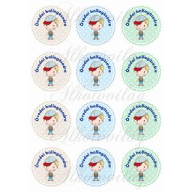   Óvodai ballagásodra pöttyös körök szőke hajú sapis kisfiúkkal KICSIBEN