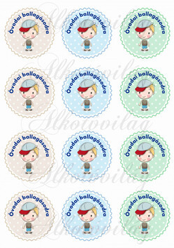 Óvodai ballagásodra pöttyös körök szőke hajú sapis kisfiúkkal KICSIBEN