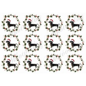   Cuki fekete tacskók magyal mintás koszorúkban mikulássapkában