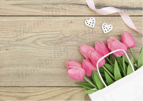Fotóháttér rózsaszín tulipáncsokorral és szívekkel fa háttérrel termékfotózáshoz