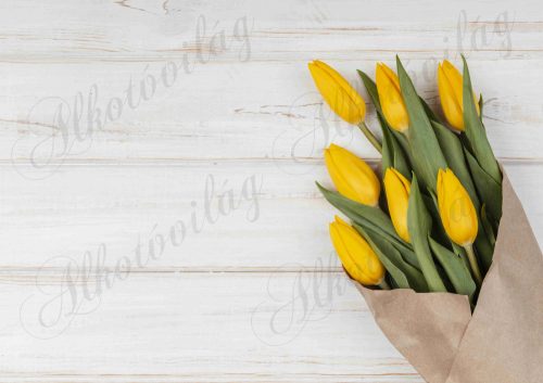 Fotóháttér sárga tulipáncsokorral fa struktúrás háttérrel termékfotózáshoz