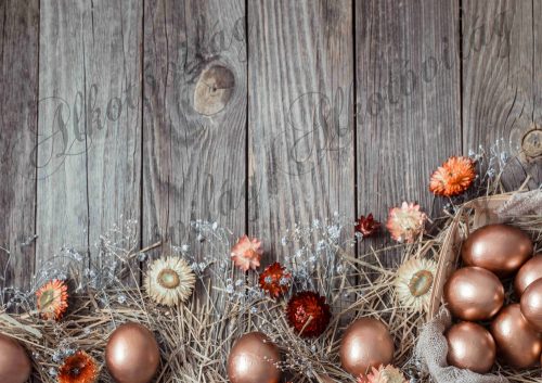Húsvéti fotóháttér bronz tojásokkal, szalmavirággal fa deszkás háttéren termékfotózáshoz