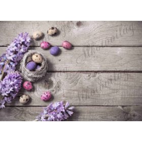   Húsvéti fotóháttér lila jácint tojásokkal fa deszkás háttéren termékfotózáshoz