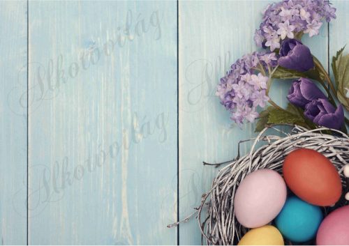 Húsvéti fotóháttér lila virágokkal, tojásokkal, zöldes színű fa deszkás háttéren termékfotózáshoz