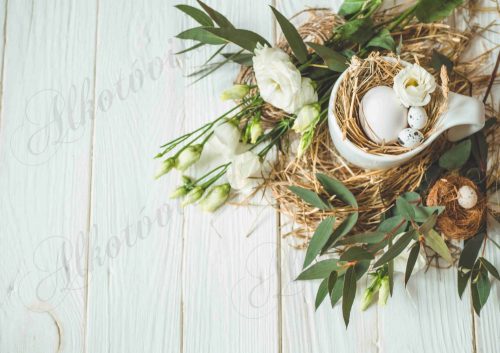 Húsvéti fotóháttér liziantusszal, bögrében tojással fa deszkás háttéren termékfotózáshoz