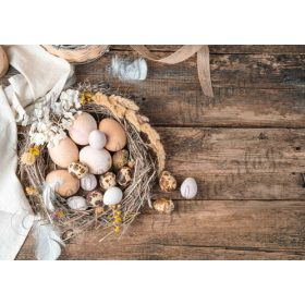   Húsvéti fotóháttér rusztikus fészekkel, tojásokkal, tollakkal fa deszkás háttéren termékfotózáshoz