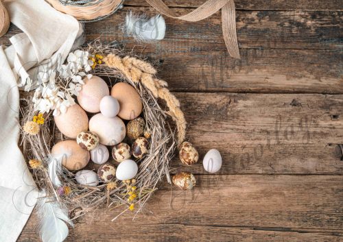 Húsvéti fotóháttér rusztikus fészekkel, tojásokkal, tollakkal fa deszkás háttéren termékfotózáshoz