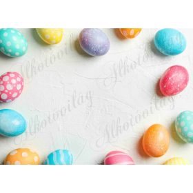   Húsvéti fotóháttér színes és pöttyös tojások keretet alkotva termékfotózáshoz