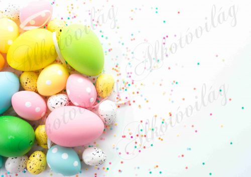 Húsvéti fotóháttér színes és pöttyös tojások termékfotózáshoz
