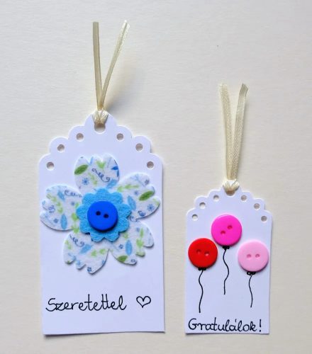 Ajándékkísérő kártya filcvirággal és gombokkal